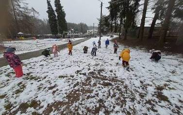 Pierwszy śnieg, lepimy bałwana 7