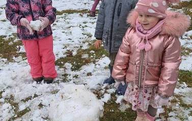 Pierwszy śnieg, lepimy bałwana 8