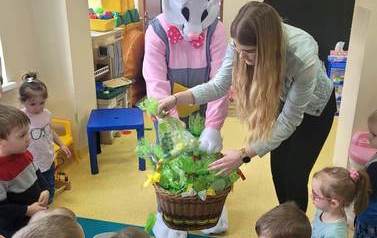 Wizyta zajączka u Krasnoludk&oacute;w 1