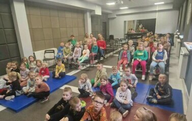 Wyjście do GOK-u na teatrzyk "Leśne Skrzaty" 10