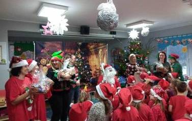 Mikołajki w przedszkolu, kiermasz świąteczny oraz występ przedszkolak&oacute;w pod urzędem gminy 4