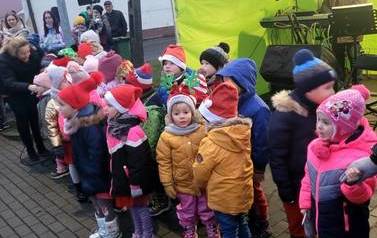 Mikołajki w przedszkolu, kiermasz świąteczny oraz występ przedszkolak&oacute;w pod urzędem gminy 9