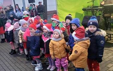 Mikołajki w przedszkolu, kiermasz świąteczny oraz występ przedszkolak&oacute;w pod urzędem gminy 10