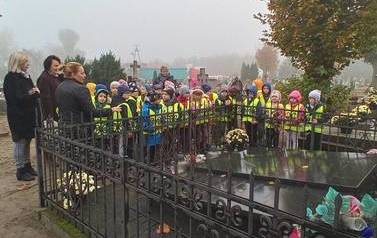 Udział w akcji #SzkołaPamięta-wyjście przedszkolak&oacute;w na cmentarz i pod Pomnik Jana Pawła II 4