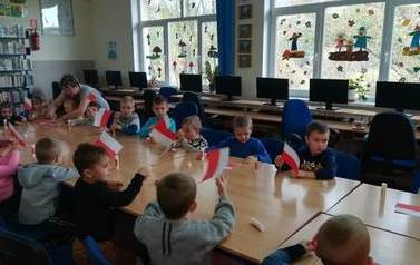 Warsztaty w bibliotece z okazji Święta 11 listopada 2