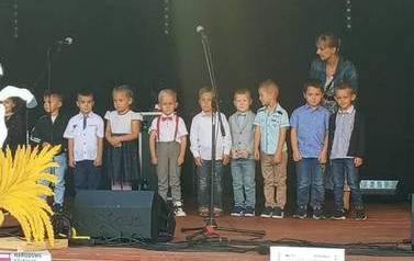 Występ s&oacute;wek na dożynkach 1