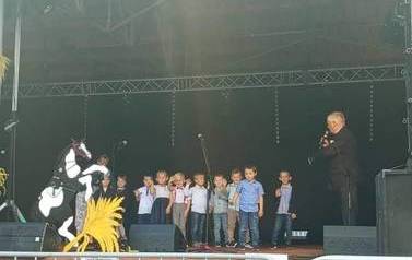 Występ s&oacute;wek na dożynkach 4