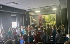 Wyjście do GOK-u na teatrzyk "Leśne Skrzaty" 8